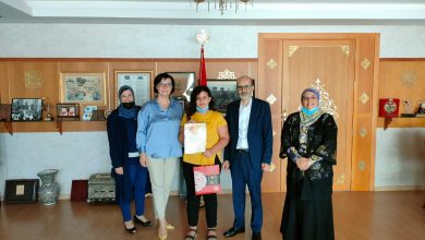 صورة عمدة مدينة فاس يسلم شواهد للأطفال الفائزين في مسابقة رسومات الأطفال التي نظمتها كل من مدينة ووشي الصينية ومدينة كازان الروسية.