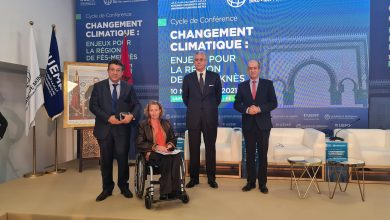 صورة رئيس مجلس جماعة فاس يشارك في الندوة الحوارية المنظمة من طرف الجامعة الأورو-متوسطية بفاس والبنك الدولي