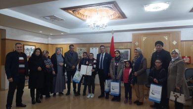 صورة استقبال رئيس مجلس جماعة فاس التلاميذ الفائزين بالمسابقة الدولية لرسومات الأطفال