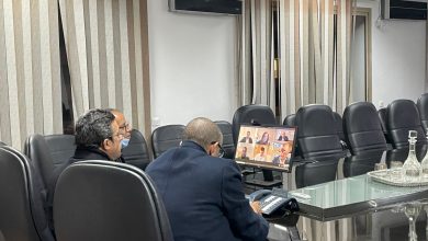 صورة إجتماع بواسطة تقنية البث التناظري مع شركاء جماعة فاس من مسؤولي شركة ECOMED#  بالمغرب و بالولايات المتحدة الأمريكية