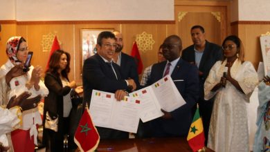 صورة توقيع مذكرة تفاهم بين جماعة فاس وجماعة Fann-Point E- Amitié السنغالية لتعزيز وتطوير التعاون جنوب – جنوب.
